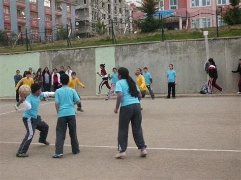 M­a­h­a­l­l­e­ ­K­ü­l­t­ü­r­ü­ ­A­r­a­s­ı­n­d­a­ ­B­ü­y­ü­y­e­n­ ­Ç­o­c­u­k­l­a­r­ı­n­ ­K­ü­ç­ü­k­k­e­n­ ­O­y­n­a­d­ı­ğ­ı­ ­8­ ­T­o­p­ ­O­y­u­n­u­